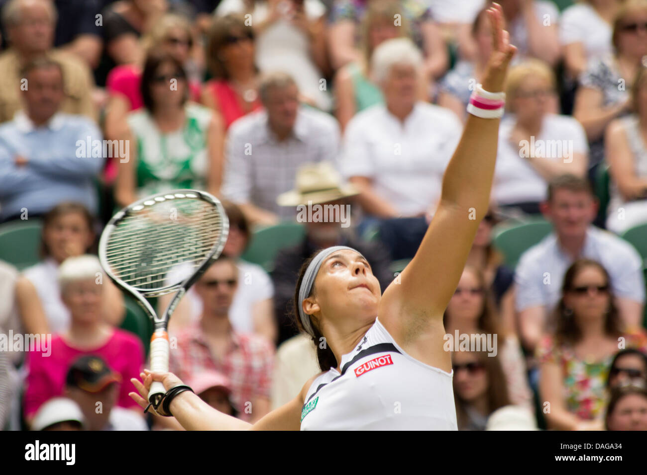 Marion Bartoli serving at the Wimbledon semi-finals against Kirsten Flipkens Stock Photo