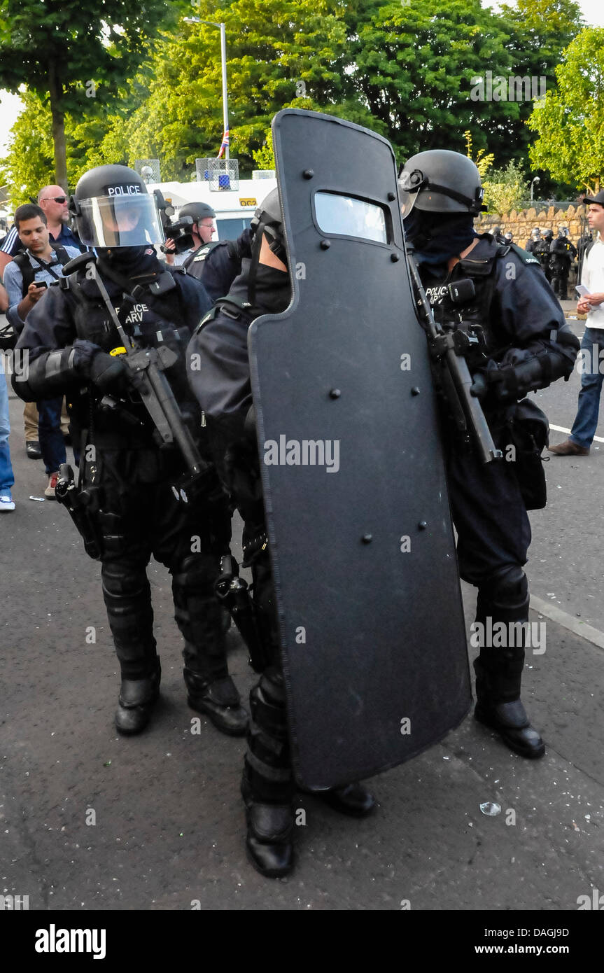 Belfast, Northern Ireland, 12th July 2013 - A team from an ARV (Armed Response Vehicle) dressed in riot gear with ballistic helmets, hold a  Heckler and Koch G36C assault rifle, a Heckler and Koch L104A1 37mm single-shot AEP launcher (plastic bullet) and a ballistic shield Credit:  Stephen Barnes/Alamy Live News Stock Photo