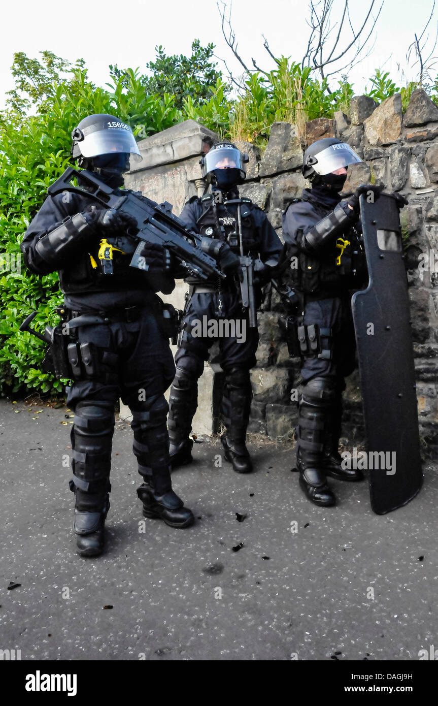 Belfast, Northern Ireland, 12th July 2013 - A team from an ARV (Armed Response Vehicle) dressed in riot gear with ballistic helmets, hold a  Heckler and Koch G36C assault rifle and a ballistic shield Credit:  Stephen Barnes/Alamy Live News Stock Photo