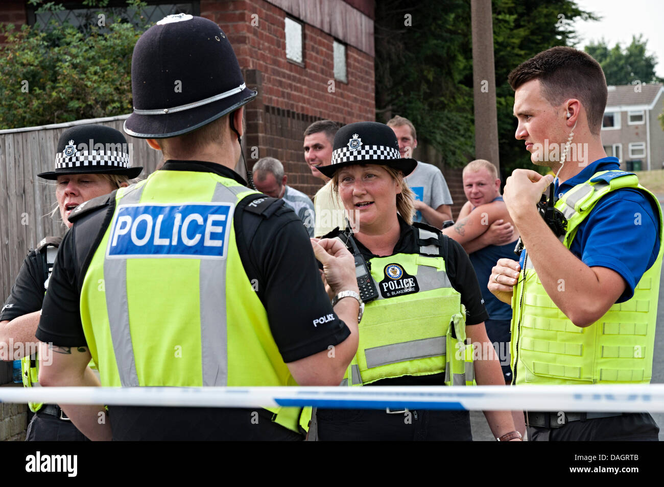 Tipton, West Midlands, UK. 12th July 2013. Mosque nail bomb Credit:  i4images/Alamy Live News police and pcsos talk to each other behind the cordon Stock Photo
