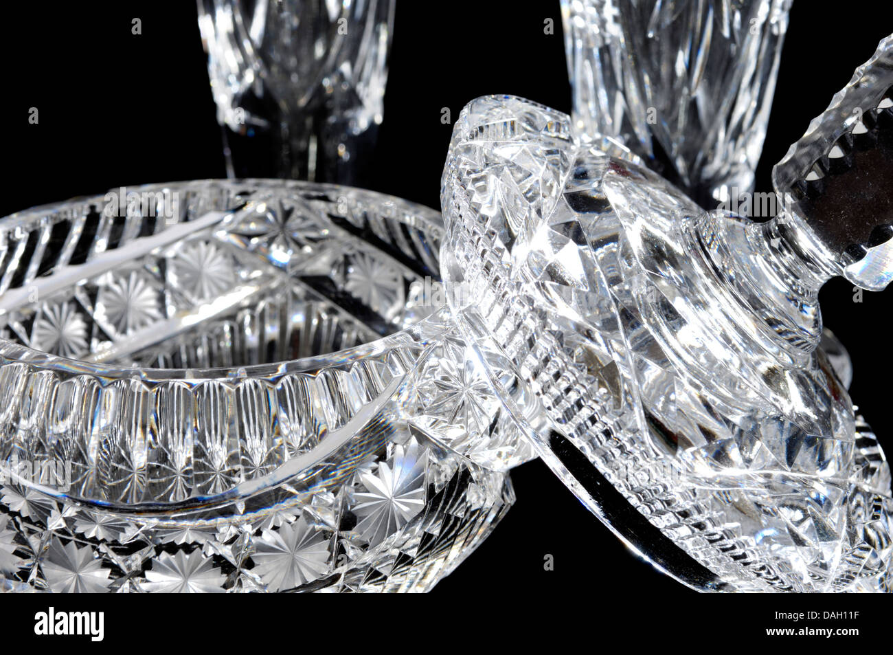 A brilliantly cut lead glass (crystal) dressing table box with lid ... A brilliantly cut lead glass (crystal) dressing table box with lid ...