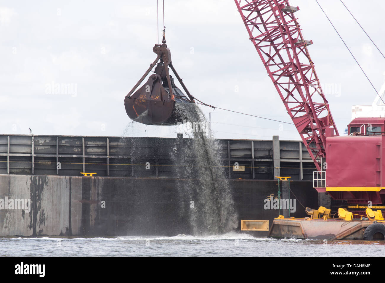 Clamshell dredge hires stock photography and images Alamy