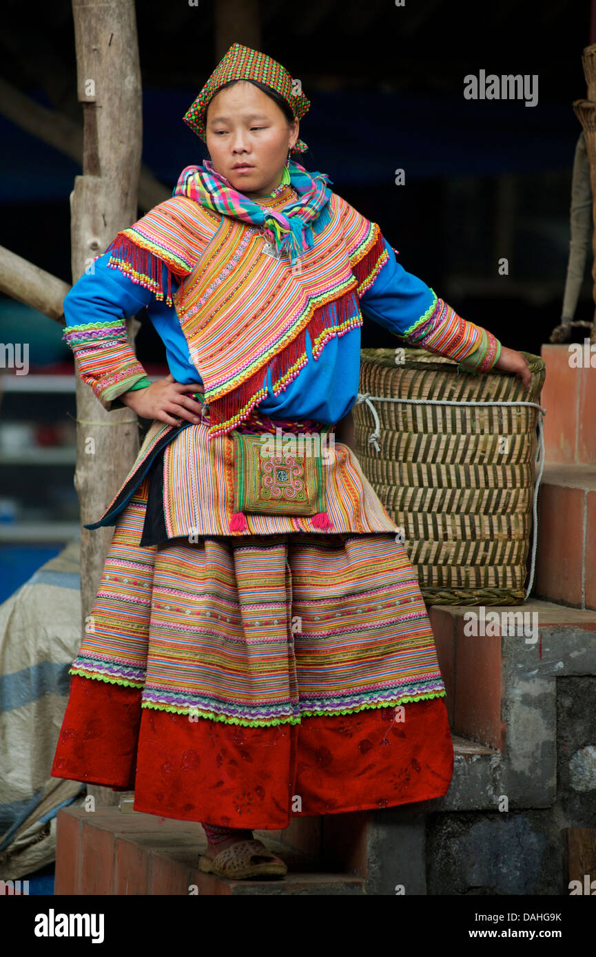 Flower Hmong woman in distinctive tribal dress, Bac Ha. Lao Cai Province,  Vietnam Stock Photo - Alamy