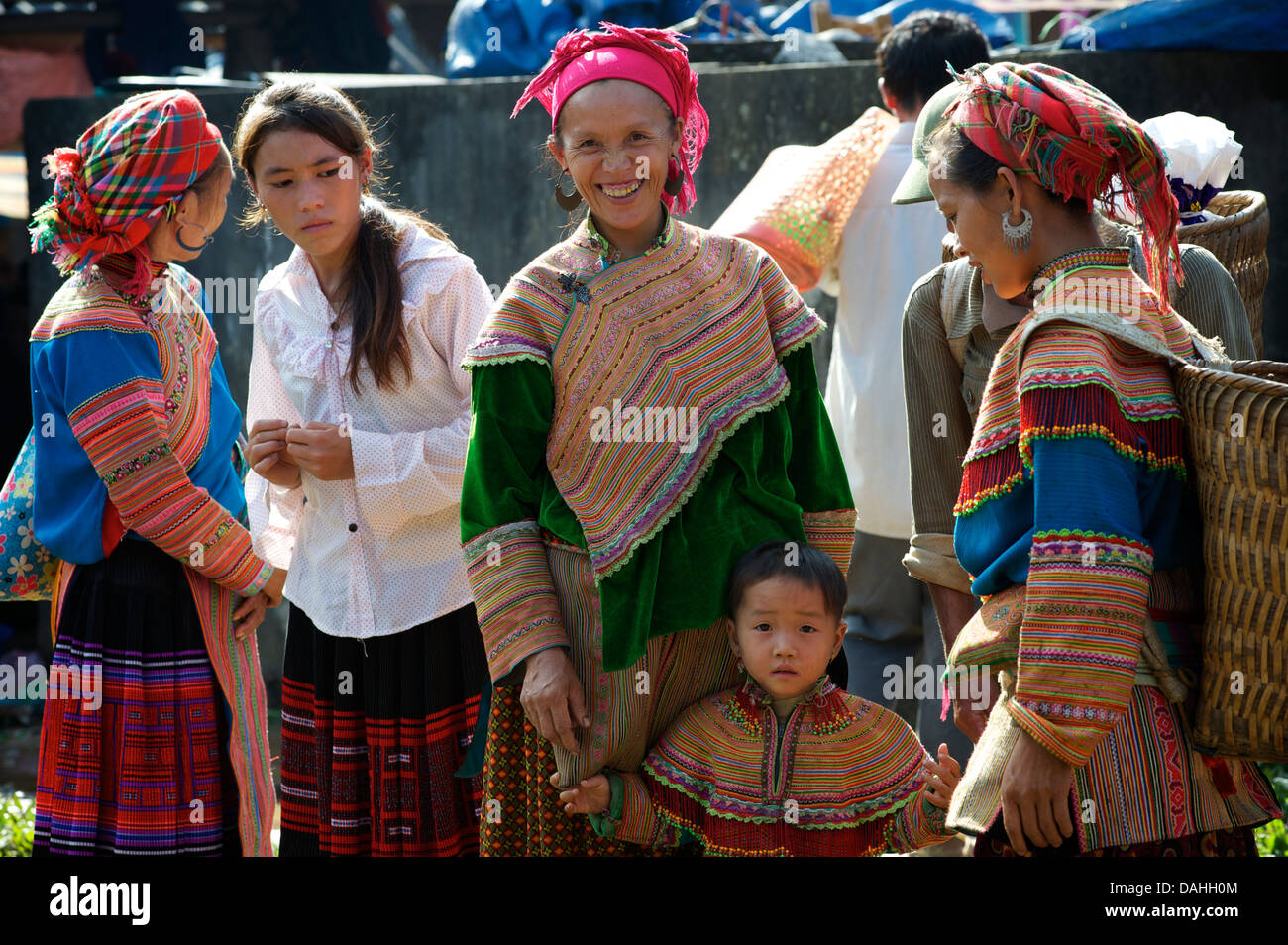 Flower Hmong womaen and child at Coc Ly market, Vietnam Stock Photo
