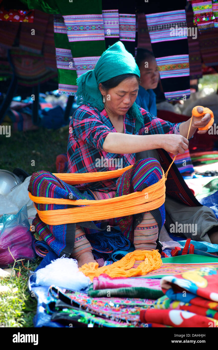 Hmong woman preapring a skein of thread for the loom. Coc Ly, N. Vietnam Stock Photo