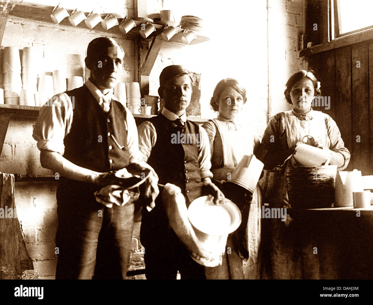 Servants washing dishes early 1900s Stock Photo