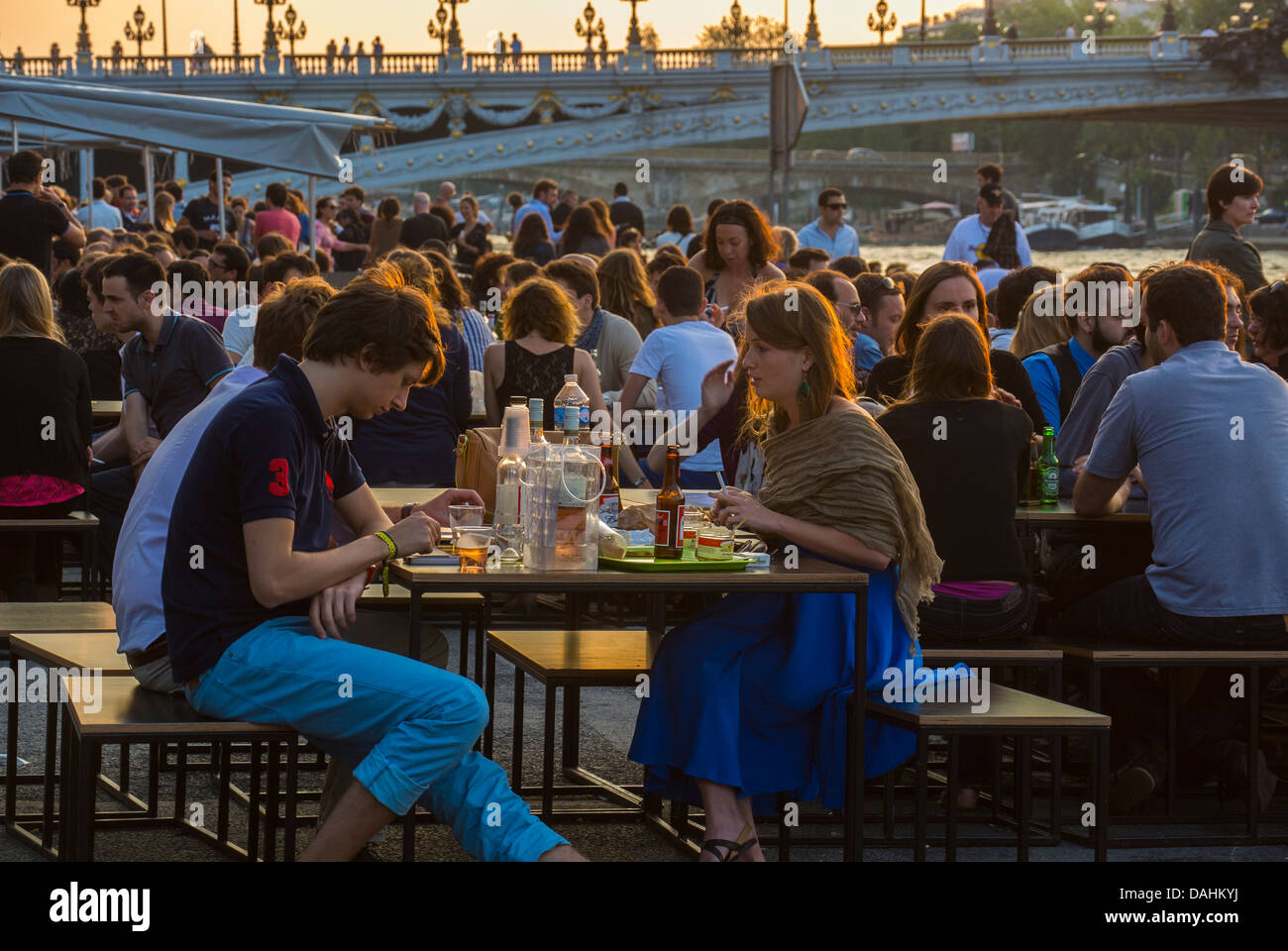 Paris, France, Large Crowd Young People SHaring Meals in Seine River Parisian Bistro Restaurants, Bars on Rive Droite, Bastille Day, women dining, drinking wine on seine, cocktails Paris Stock Photo