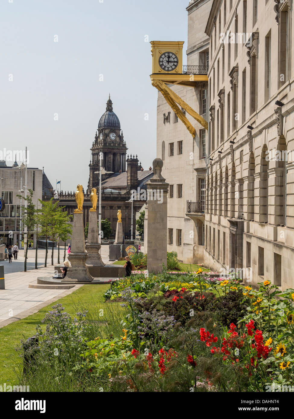 Town hall clock leeds hi-res stock photography and images - Alamy