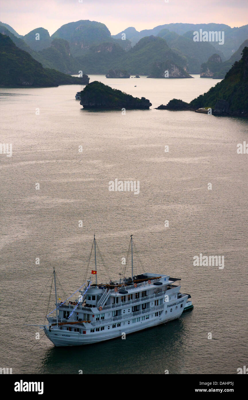 Tourist cruise boat on the waters of Halong Bay, Vietnam Stock Photo