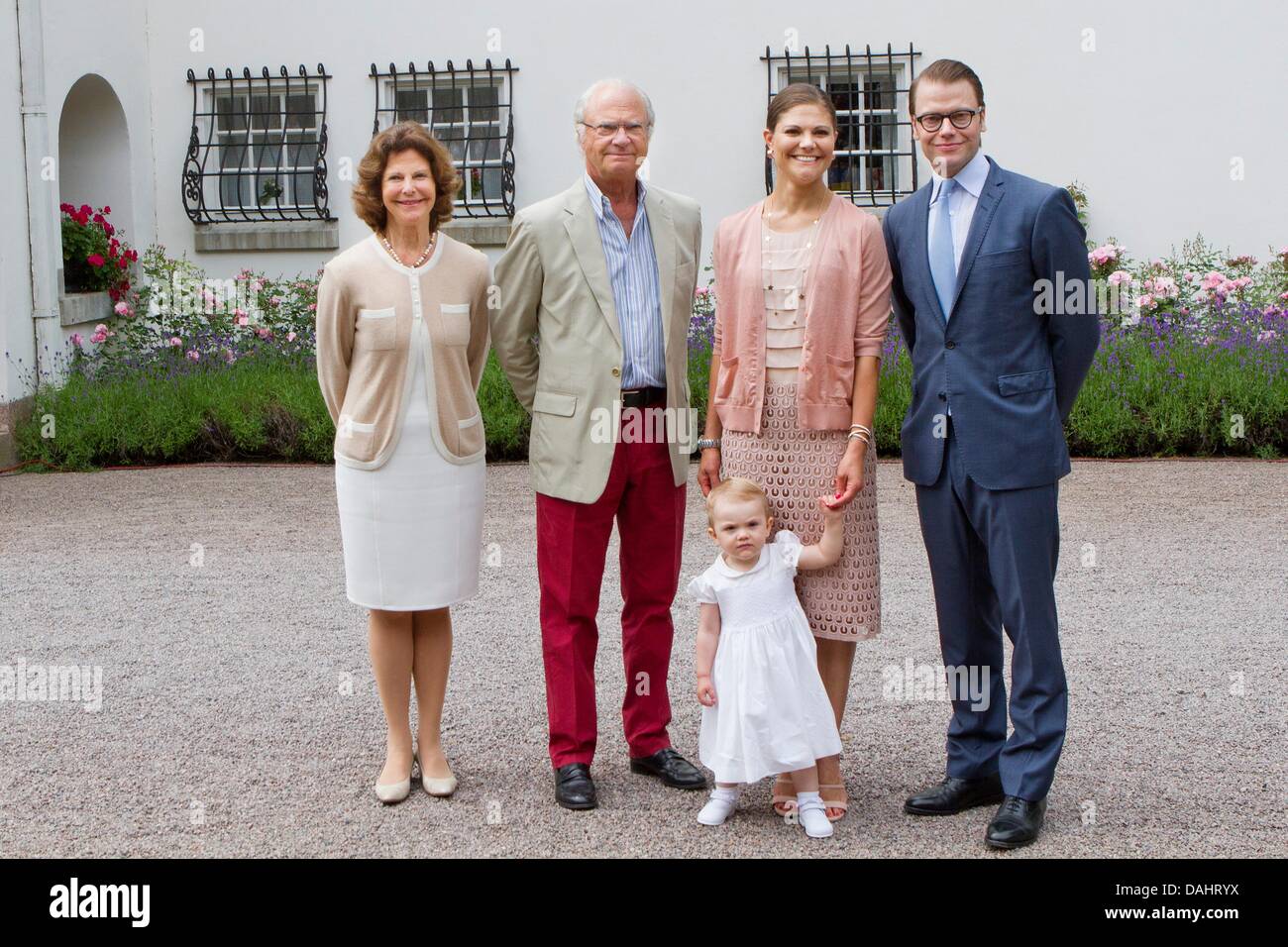 Island Oland, Sweden. 14th July, 2013. the L-R: Queen Silvia, King Carl Gustav, crown princess Victoria, prince Daniel and princess Estelle celebrate the 36th birthday of crown princess Victoria at the courtyard of the Swedish Royal Family's summer residence Solliden, on the Island Oland, Sweden, 14 July 2013. Photo: Patrick van Katwijk / NETHERLANDS AND FRANCE; OUT/dpa/Alamy Live News / /dpa/Alamy Live News Stock Photo