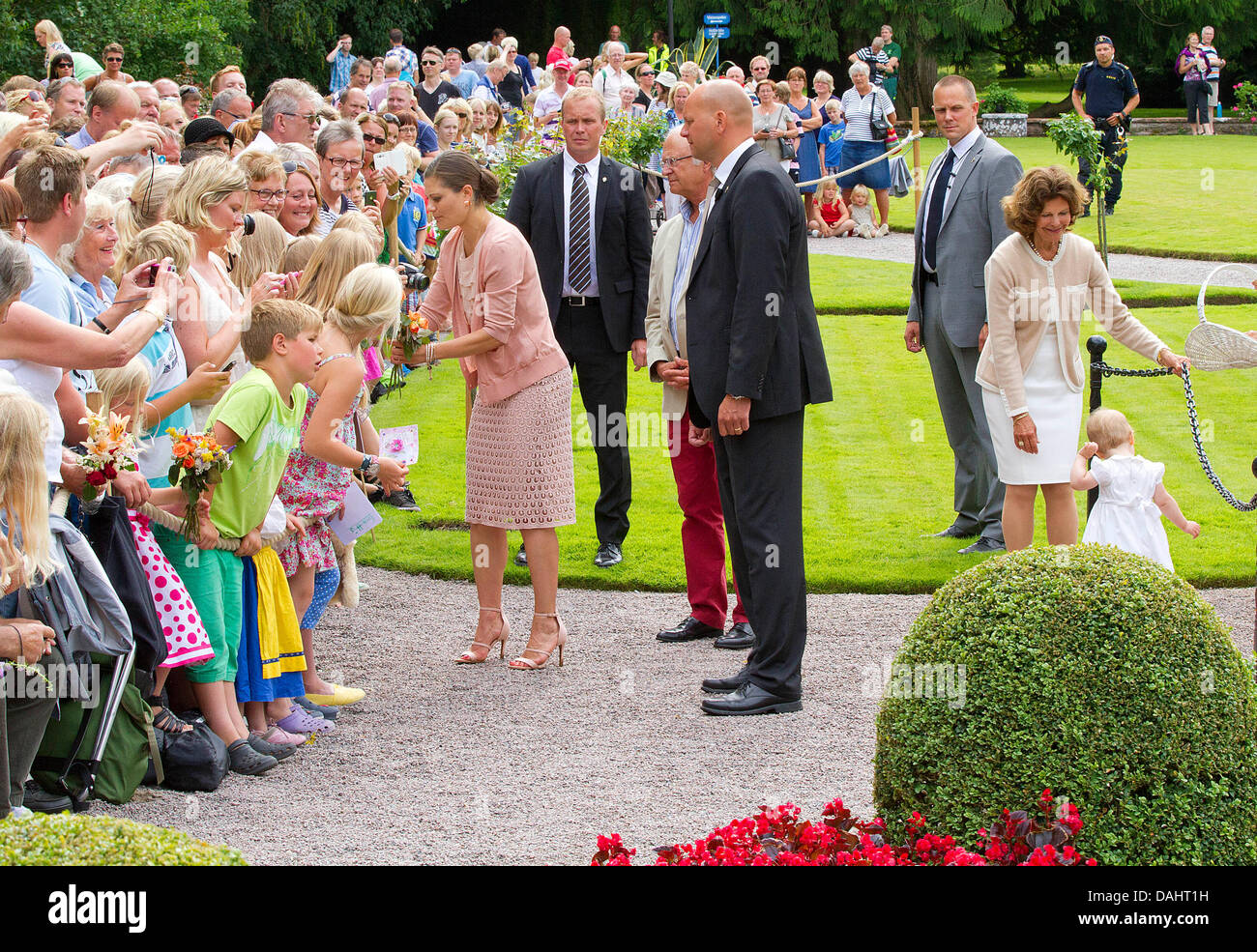 Island Oland, Sweden. 14th July, 2013. L-R: Crown Princess Victoria of Sweden, King Carl Gustav of Sweden, Queen Silvia of Sweden, and Princess Estelle of Sweden meet wellwishers to celebrate the 36th birthday of crown princess Victoria at Solliden Castle on Oeland, Sweden Sunday 14 July 2013, Photo: Albert Nieboer/ / /dpa/Alamy Live News Stock Photo