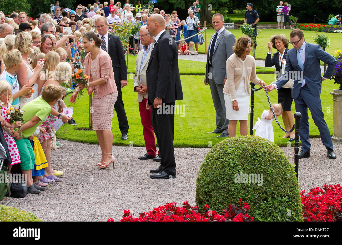 Island Oland, Sweden. 14th July, 2013. L-R: Crown Princess Victoria of Sweden, King Carl Gustav, Queen Silvia, Princess Estelle, and Prince Daniel meet wellwishers to celebrate the 36th birthday of crown princess Victoria at Solliden Castle on Oeland, Sweden Sunday 14 July 2013, Photo: Albert Nieboer/ / /dpa/Alamy Live News Stock Photo
