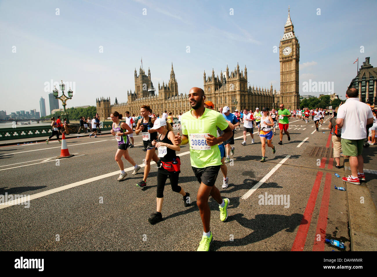 London, UK. 14th July, 2013. Runners in UK 10km fun run. The British 10k London run, 13th year, about 25,000 runners from all over the world joined. Credit:  SUNG KUK KIM/Alamy Live News Stock Photo
