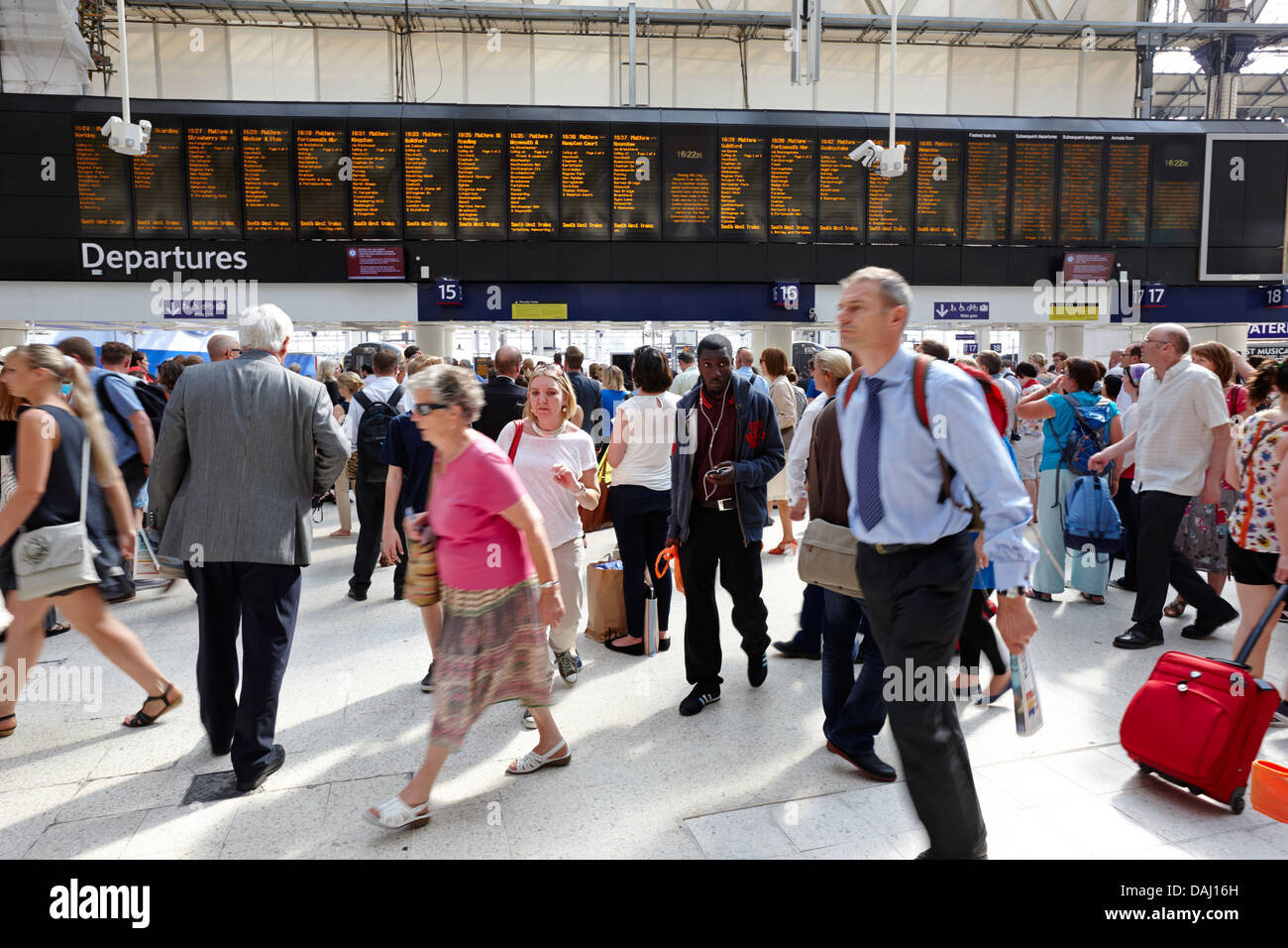 busy concourse of waterloo overground national rail train station london england uk stock photo alamy busy concourse of waterloo overground national rail train station london england uk stock photo alamy