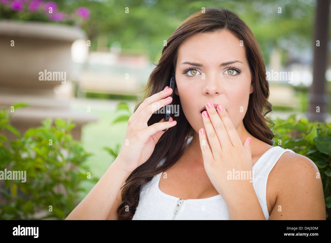 красивые женщины в кафе. женщина говорит по телефону на улице. красивая женщина с телефоном. телефон звонит фото. девушка звонит по телефону.