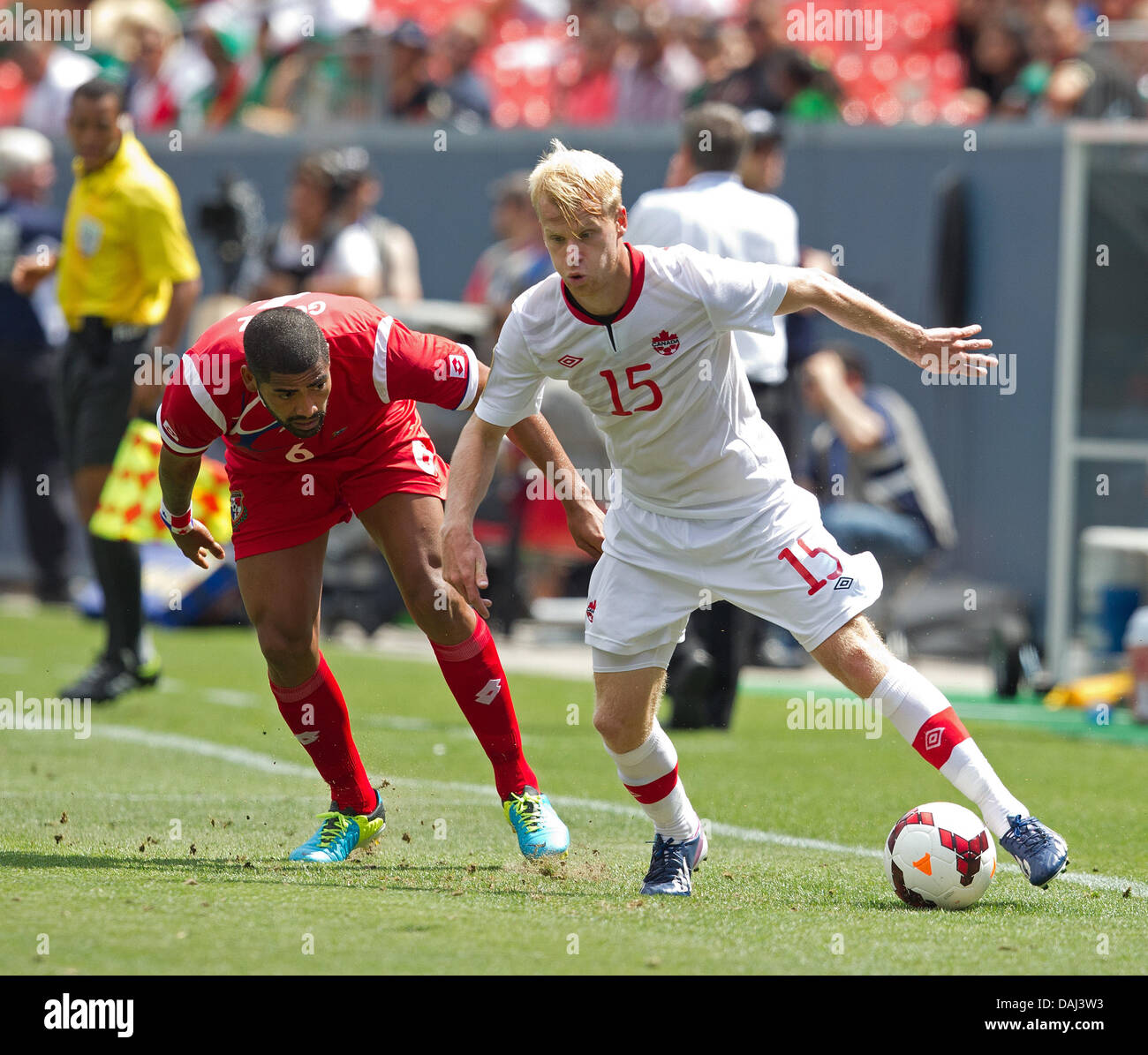 Denver, Colorado, USA. 14th July, 2013. Canada's KYLE BEKKER, right, dribbles around Panama's GABRIEL GOMEZ, left, during the 1st. half at Sports Authority Field at Mile High Sunday afternoon. Panama and Canada Draw 0-0. Credit:  Hector Acevedo/ZUMAPRESS.com/Alamy Live News Stock Photo