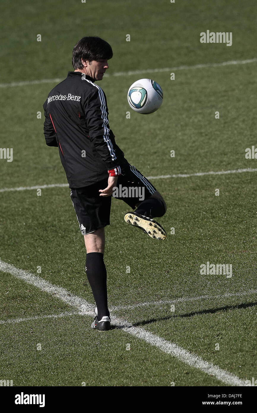 Juggle a soccer ball hires stock photography and images Alamy
