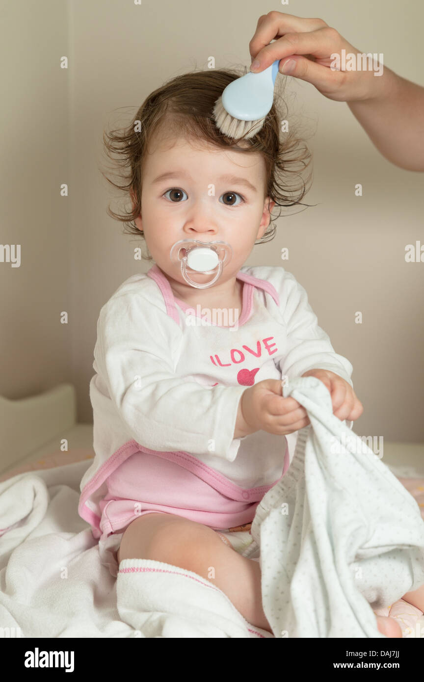 Mother combing her baby girl's hair after shower Stock Photo - Alamy