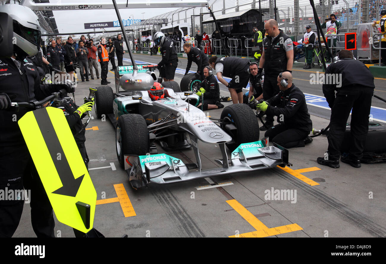 Mechanics exercise pit stops with German Formula One driver Michael Schumacher of Mercedes GP during the second practice at Albert Park street circuit in Melbourne, Australia, 24 March 2011. The 2011 Formula 1 Australian Grand Prix takes place on 27 March 2011. Photo: Jens Buettner Stock Photo