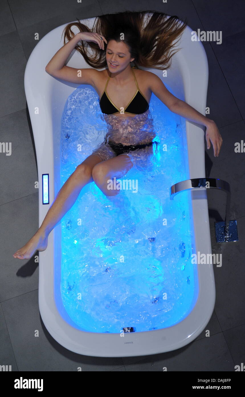The picture shows Kathrin in the bath tub 'Esplanada' by the manufacturer Duravit AG at the ISH Fair in Frankfurt/Main, Germany on 14 March 2011. The ISH takes place 15.-19 March 2011 and concerns itself with eco-friendly building service engineering and innovative bath room designs. Photo: Arne Dedert Stock Photo