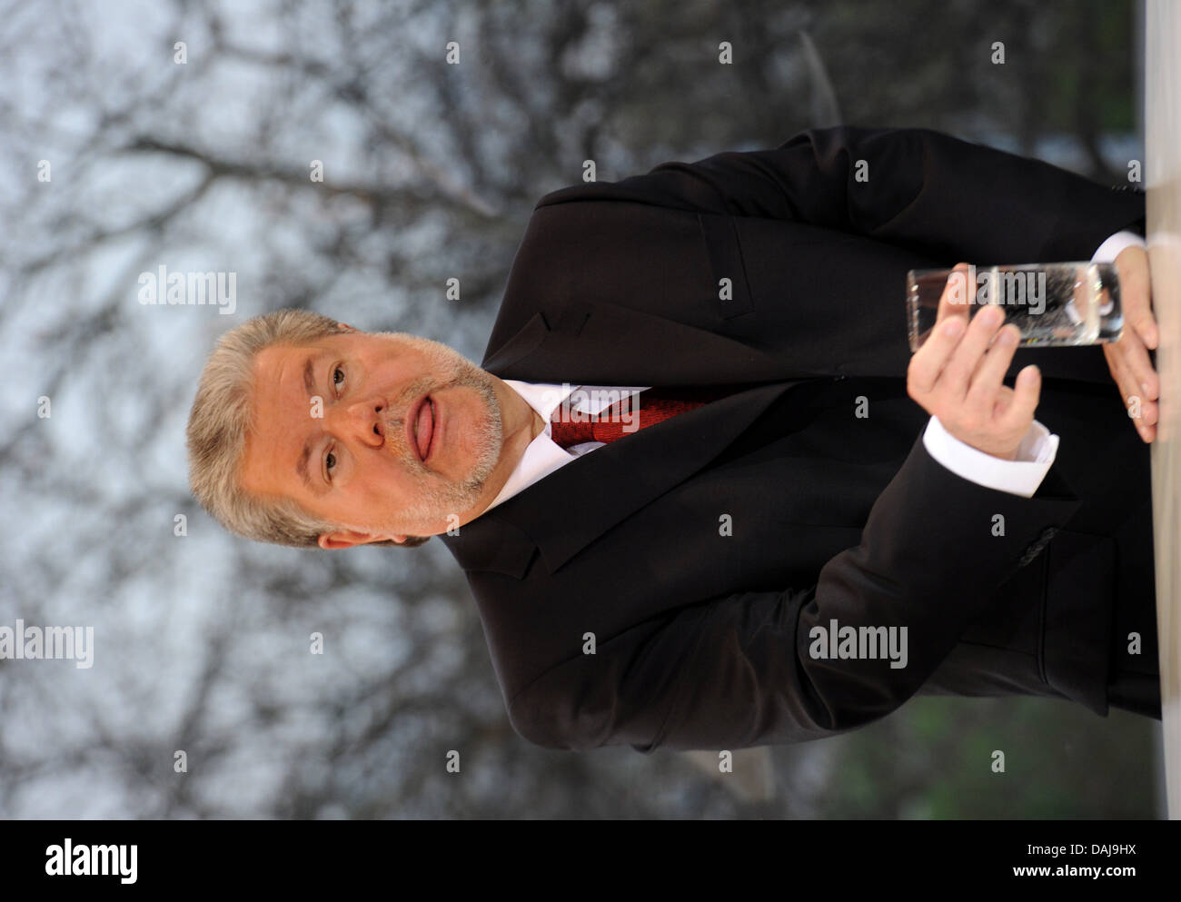 Der Ministerpräsident von Rheinland-Pfalz, Kurt Beck (SPD) steht am Sonntag (27.03.11) in Mainz bei einem Interview nach der Landtagswahl im Fernsehstudio. Die SPD hat bei der Landtagswahl deutliche Verluste hinnehmen müssen und ersten Hochrechnungen zufolge ihre absolute Mehrheit verloren. dpa Stock Photo