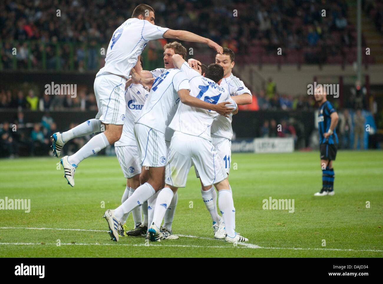 Schalke's player celebrates after 1:1 goal scored by Joel Matip (C , Nr. 32) during the Champions League quarter final first leg soccer match between Inter Milan and Schalke 04 at the Giuseppe Meazza stadium in Milan, Italy, 5 April 2011. Photo: Bernd Thissen Stock Photo