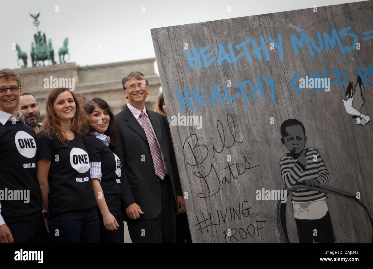 Microsoft founder Bill Gates poses together with teeanagers of the ONE Campaign in front of the Brandenburg Gate in Berlin, 6 April 2011. Bill Gates introduces the campaign 'Living Proof' together with the members of the organization. Photo: Michael Kappeler Stock Photo