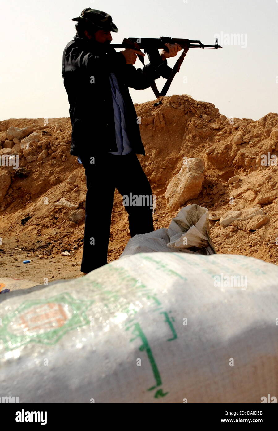 Machine gun pointing hi-res stock photography and images - Alamy