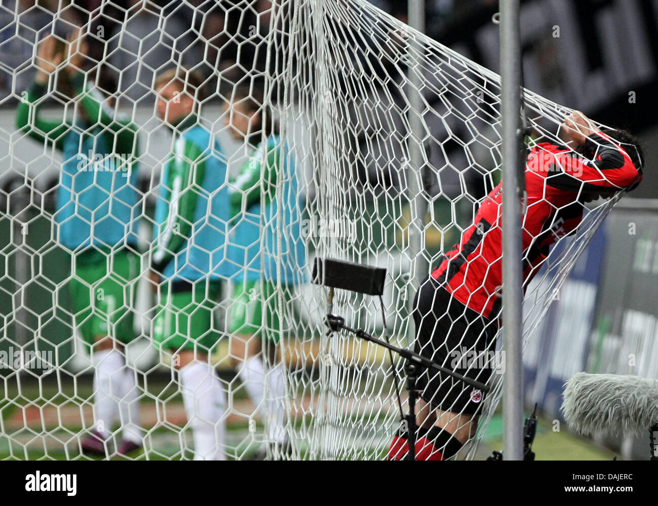 Frankfurt's Theofanis Gekas (R) leans stunned against the net in Bremen's goal after missing a chance to score a goal in the Bundesliga soccer match between Eintracht Frankfurt and Werder Bremen at the Commerzbank-Arena soccer stadium in Frankfurt, Germany, 8 April 2011. Photo: Frank Rumpenhorst Stock Photo