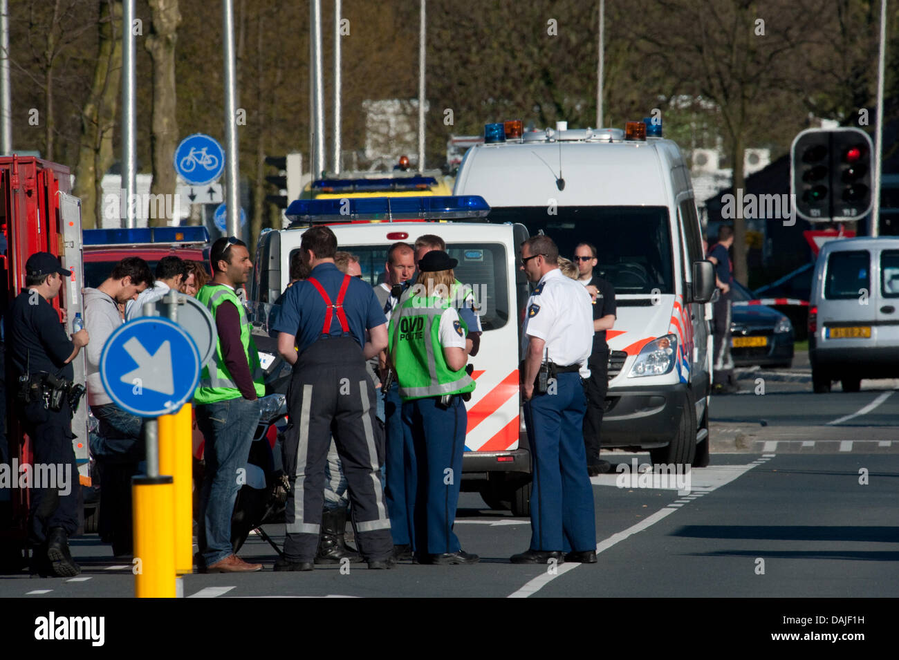 Polizisten stehn am Samstag (09.04.2011) in Alphen aan den Rijn, Niederlande, auf der Strasse vor dem Einkaufszentrum, in dem ein Mann Amok lief. Nach dem blutigen Amoklauf in Holland ist die Zahl der Toten auf sieben gestiegen. Foto: Bernd Thissen dpa/lnw Stock Photo