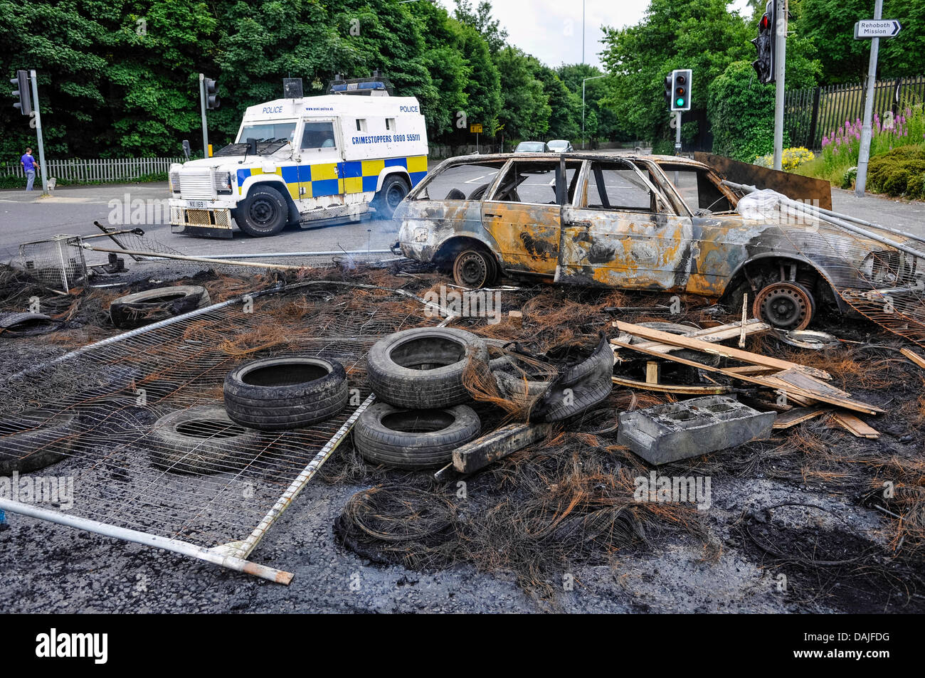 Belfast, Northern Ireland. 15th July 2013 - A police Landrover diverts traffic away from debris following a night of rioting in Belfast Stock Photo