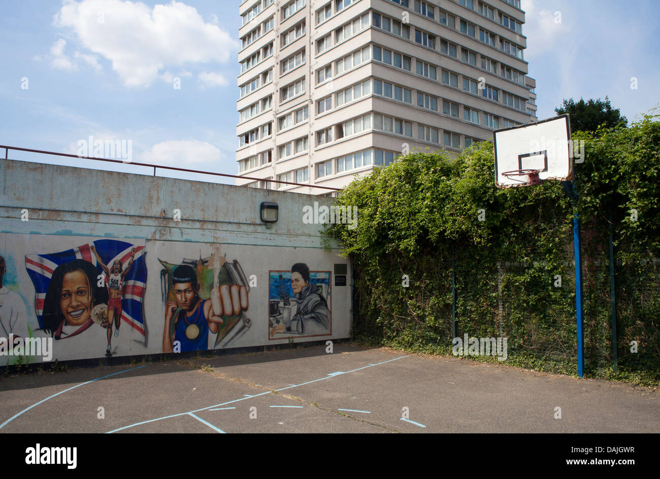 Basketball court at Lincoln Court estate, in North London, Bethune Road, Stoke Newington / Stamford Hill, Hackney, 2013 Stock Photo