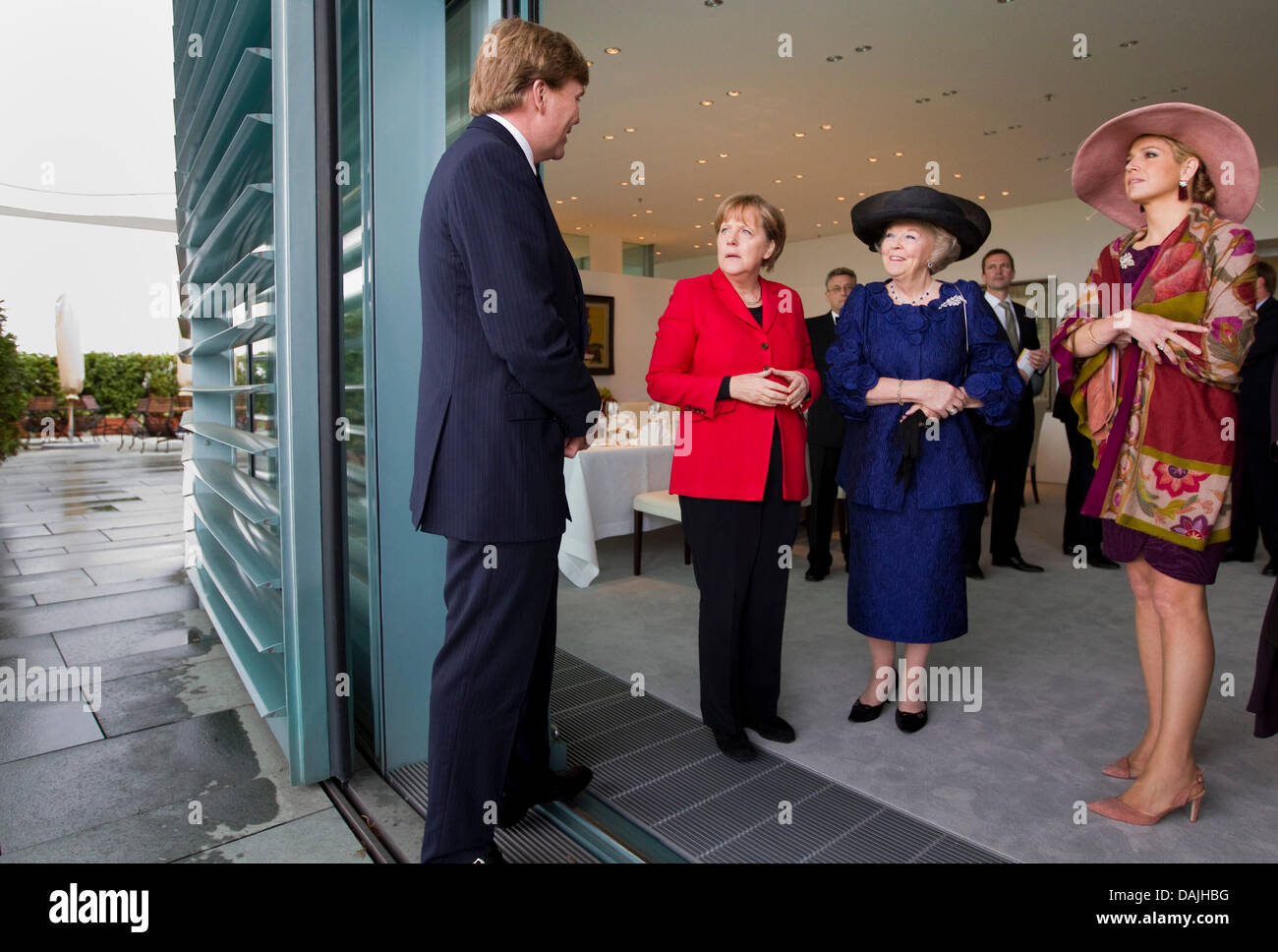 Chancellor Angela Merkel (2-L) speaks to Queen Beatrix of The Netherlands (2-R), Crown Prince Willem-Alexander (L) and Crown Princess Maxima  (R) in  the Chancellory in Berlin, Germany, 12 April 2011. Chancellor Merkel meets the Royal Family for lunch. PHOTO: MICHAEL KAPPELER Stock Photo