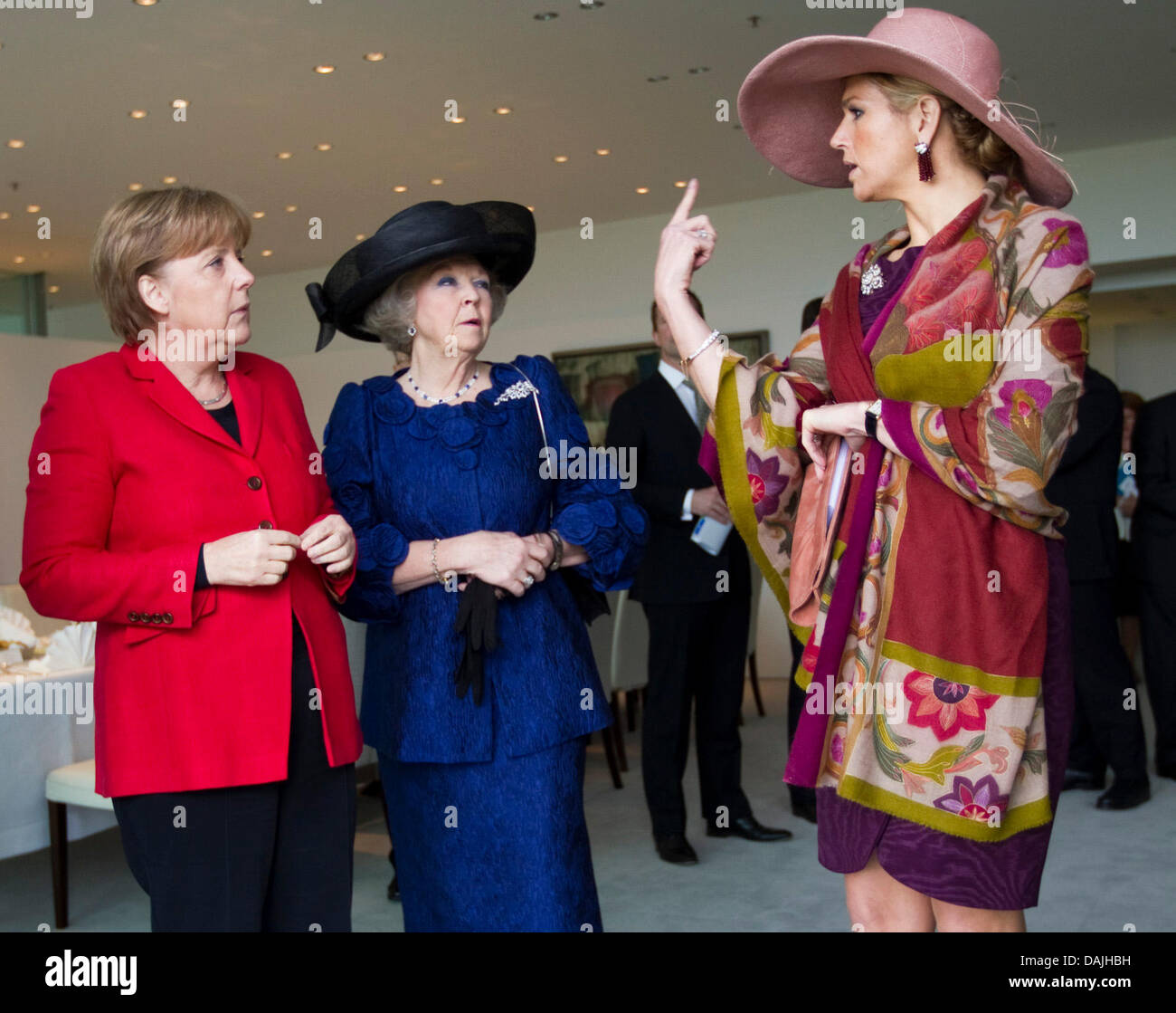 Chancellor Angela Merkel (L) speaks to Queen Beatrix of The Netherlands (C) and Crown Princess Maxima  (R) in  the Chancellory in Berlin, Germany, 12 April 2011. Chancellor Merkel meets the Royal Family for lunch. PHOTO: MICHAEL KAPPELER Stock Photo