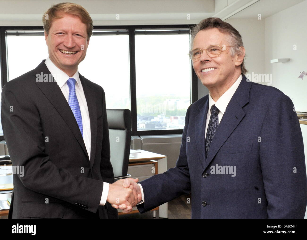 The director of the Bavarian Broadcasting Company (BR) Ulrich Wilhelm (L) and conductor Mariss Jansons shake hands in Munich, Germany, 15 April 2011. The Latvian conductor is the chef of the BR's symphonic orchestra and just signed a contract extension until the end of August 2015. The remaining contract would have expired in 2012. Photo: Marc Müller Stock Photo