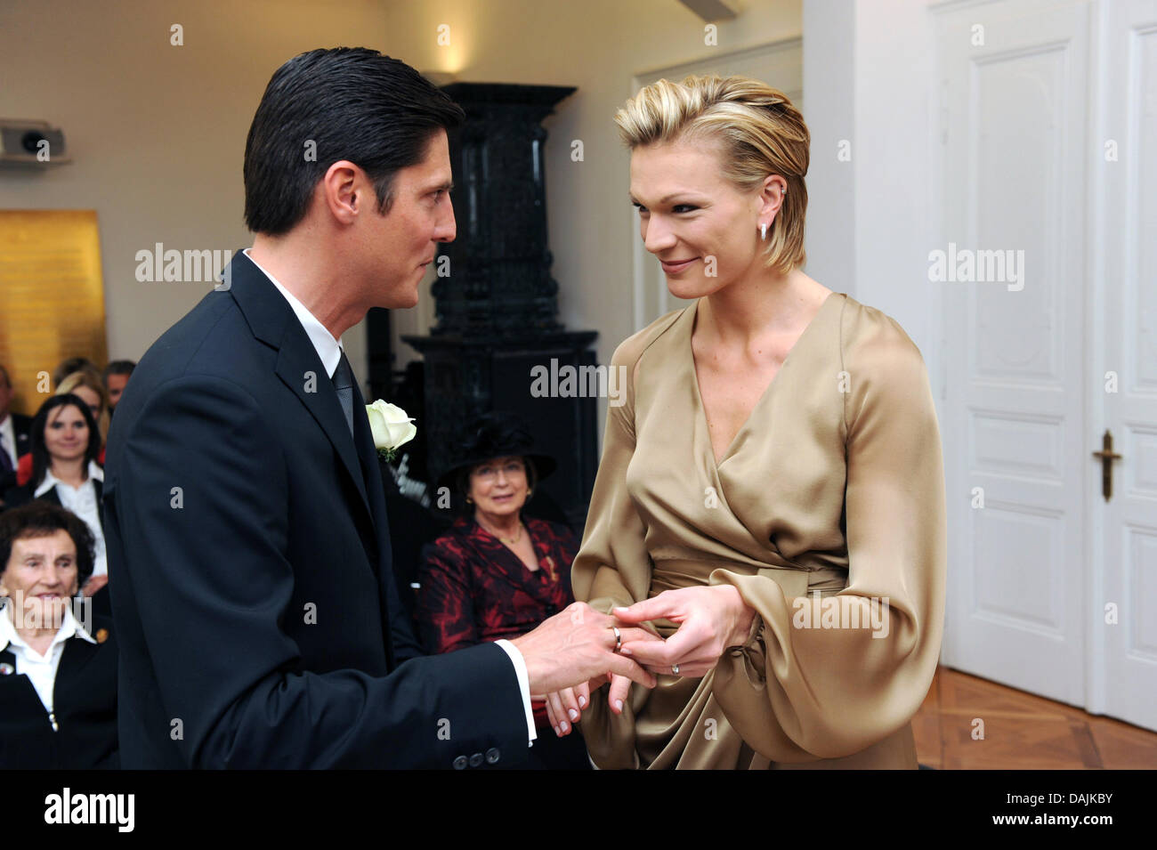 Standesamtliche Trauung der Skirennfahrerin Maria Höfl-Riesch und des Managers Marcus Höfl am 14.04.2011 im Richard-Strauss-Institut in Garmisch-Partenkirchen. Die kirchliche Hochzeit fand am Samstag (16.04.2011) statt. Foto: (c) BrauerPhotos dpa Stock Photo