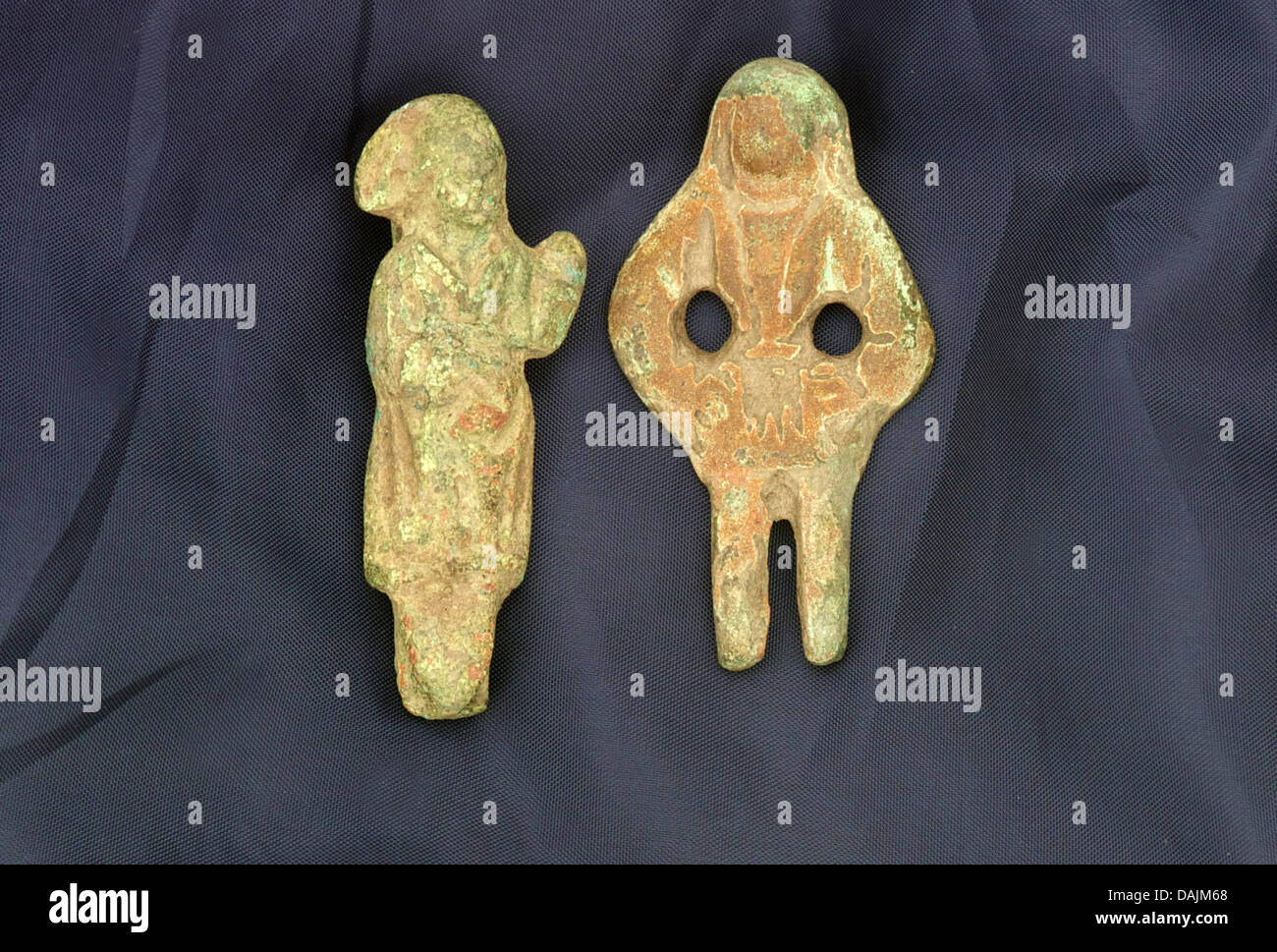 Two supporting figures hi-res stock photography and images - Alamy