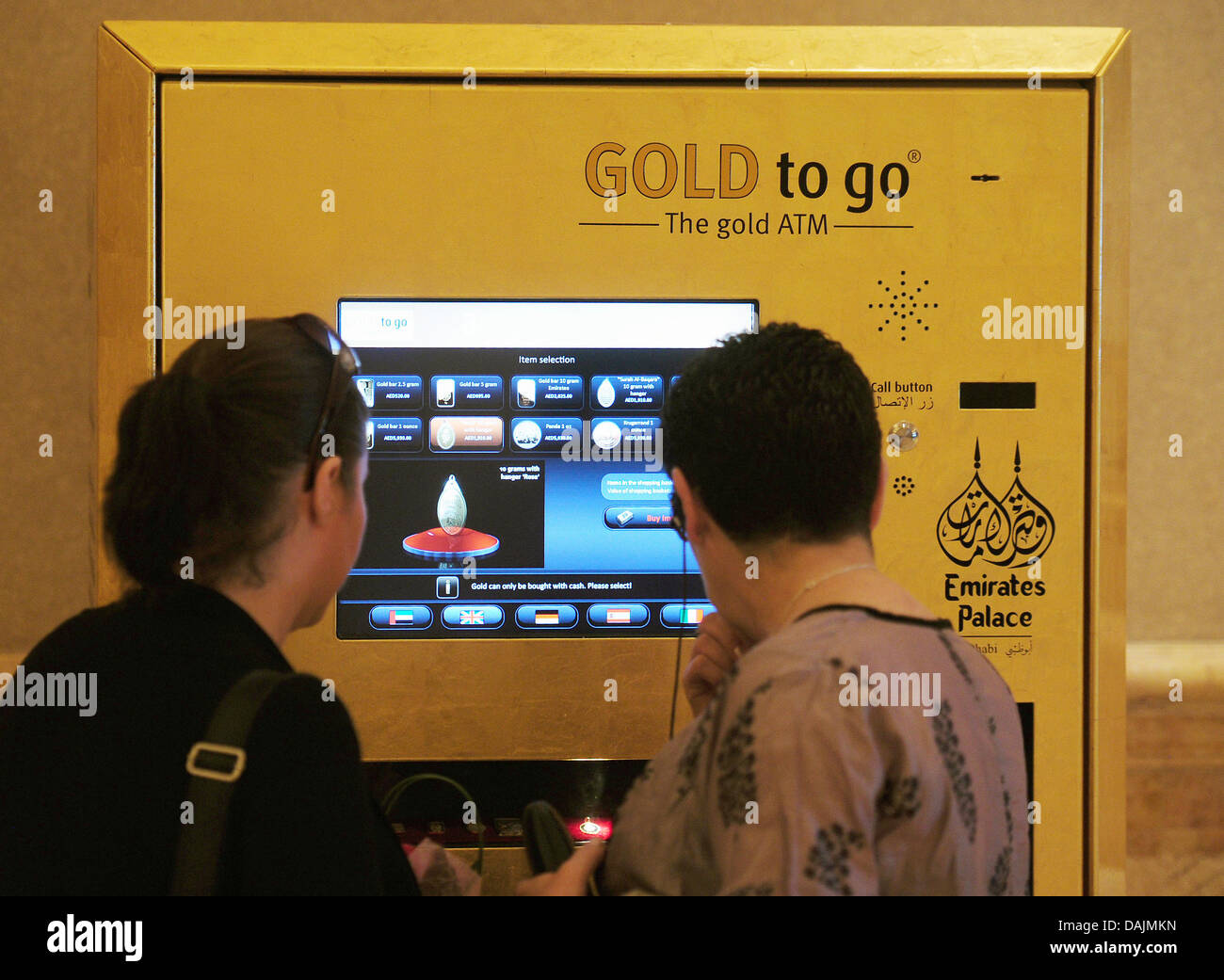 Two women stand in front of an automatic teller machine inside the Emirates Palace Hotel in Abu Dhabi, United Arab Emirates, 20 April 2011. The price for a fine ounce (approximately 31 grammes) of gold is dealt in US dollars. A year ago, the price was about 1,150 dollars. Right now, the price is at an all-time high with 1,500 dollars. Photo: HANNIBAL Stock Photo