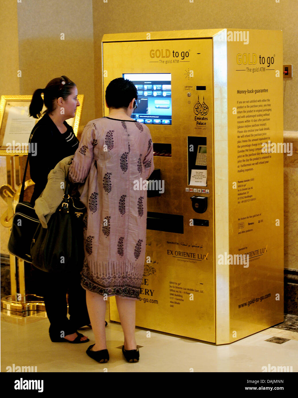Two women stand in front of an automatic teller machine inside the Emirates Palace Hotel in Abu Dhabi, United Arab Emirates, 20 April 2011. The price for a fine ounce (approximately 31 grammes) of gold is dealt in US dollars. A year ago, the price was about 1,150 dollars. Right now, the price is at an all-time high with 1,500 dollars. Photo: HANNIBAL Stock Photo