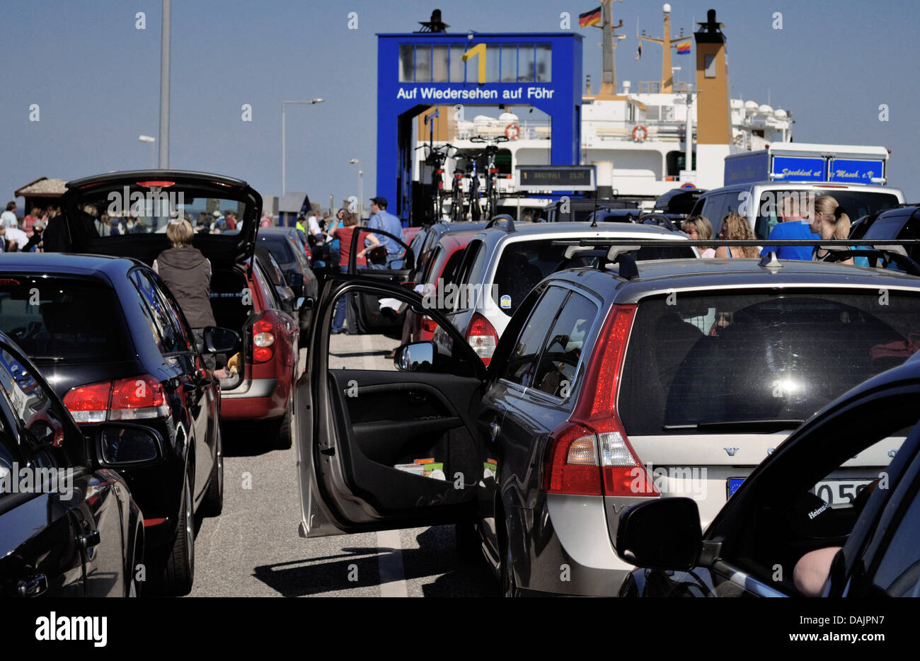 Cars wait for a ferry on the isaland of Foehr in Wyk, Germany, 25 April 2011. Sunny weather throughout the Easter holiday has kept places at the sea busy with weekend visitors in Germany. Photo: Hans-Juergen Ehlers Stock Photo