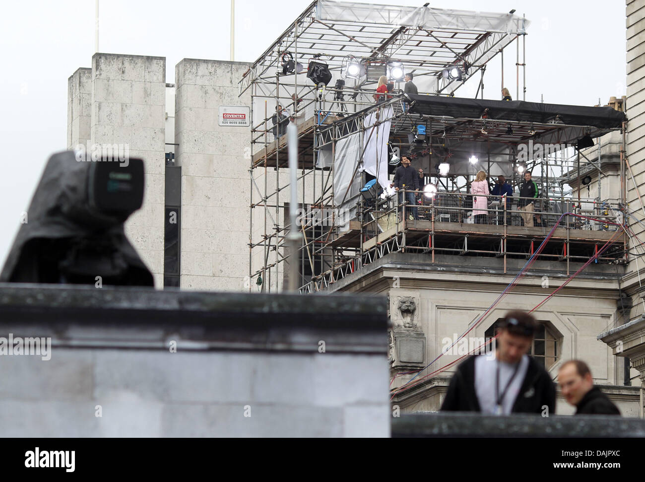 TV stands on the roof of a building are pictured in front of Westminster Abbey in London, 26 April 2011. London prepares for the royal wedding between Britain's Prince William and Kate Middleton at Westminster Abbey on April 29. Foto: KAY NIETFELD Stock Photo