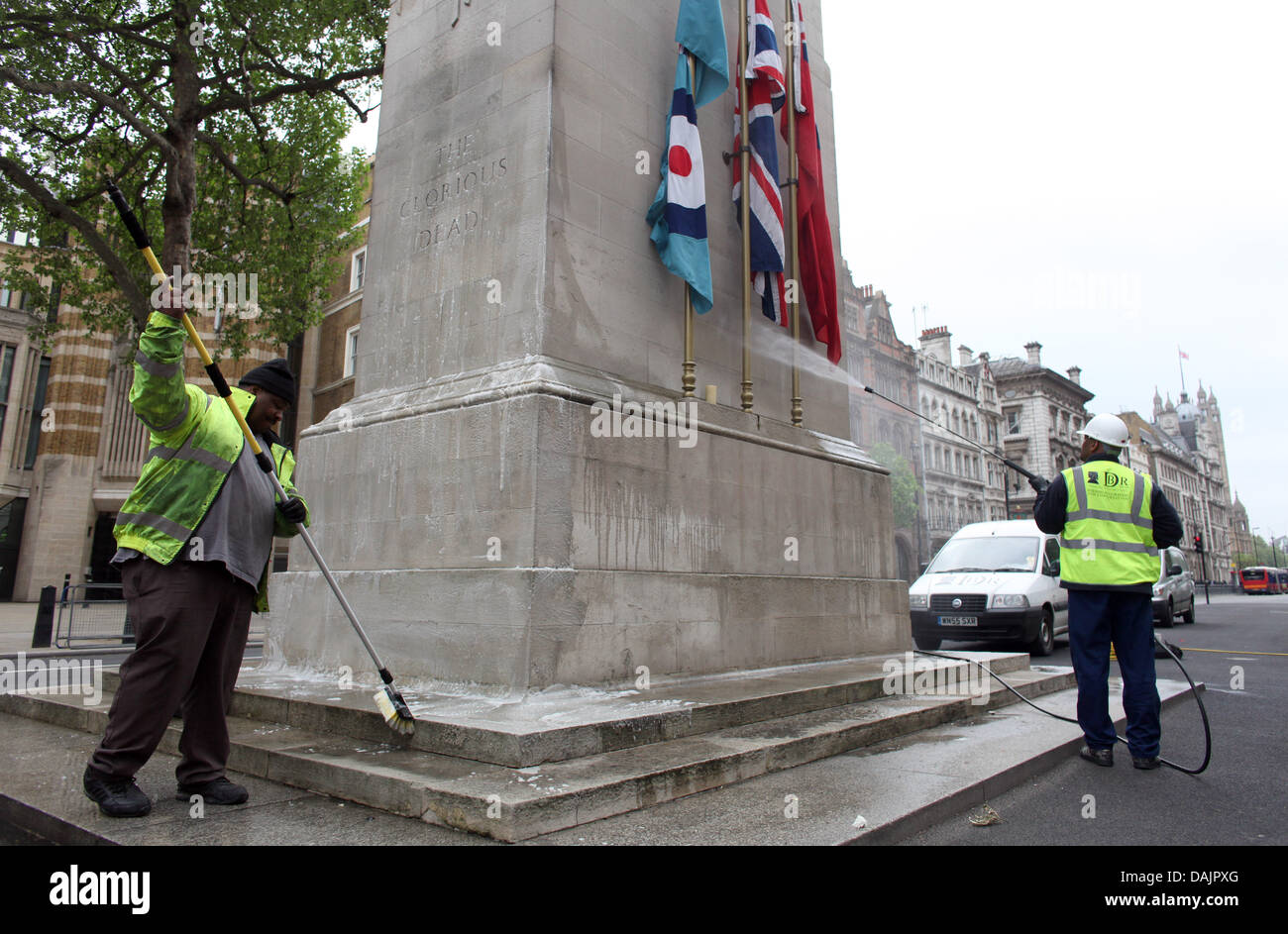 Workers clean a monument in London, 26 April 2011. London prepares for ...