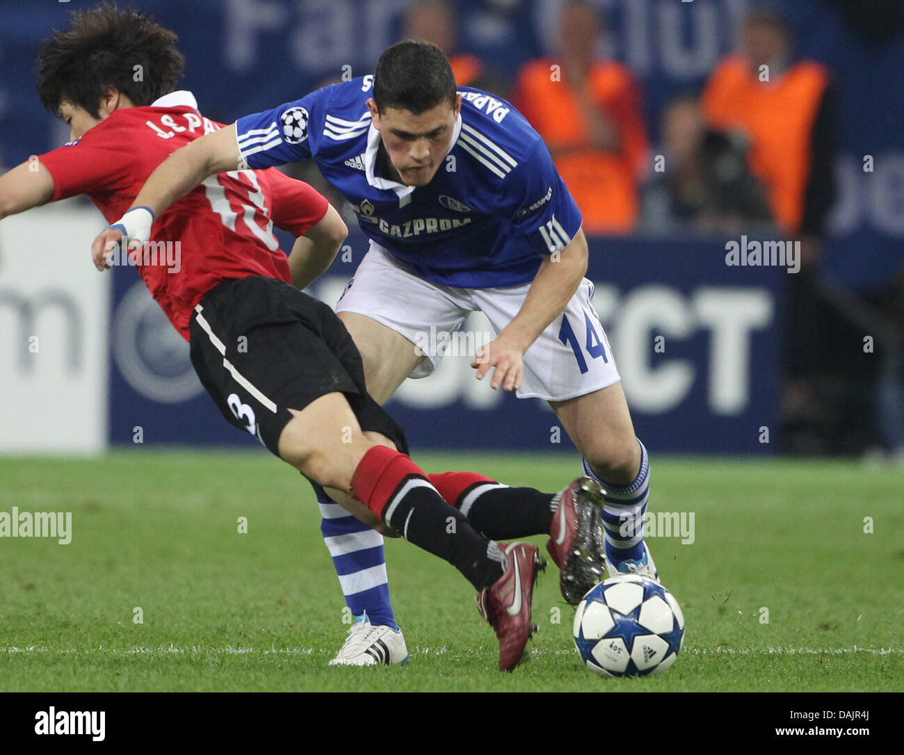 Schalke's Kyriakos Papadopoulos (R) and Manchester's Park Ji-Sung (L) vie for the ball during their UEFA Champions League semi-final match FC Schalke 04 vs Manchester United at the Arena AufSchalke in Gelsenkirchen, Germany, 26 April 2011. Photo: Friso Gentsch Stock Photo