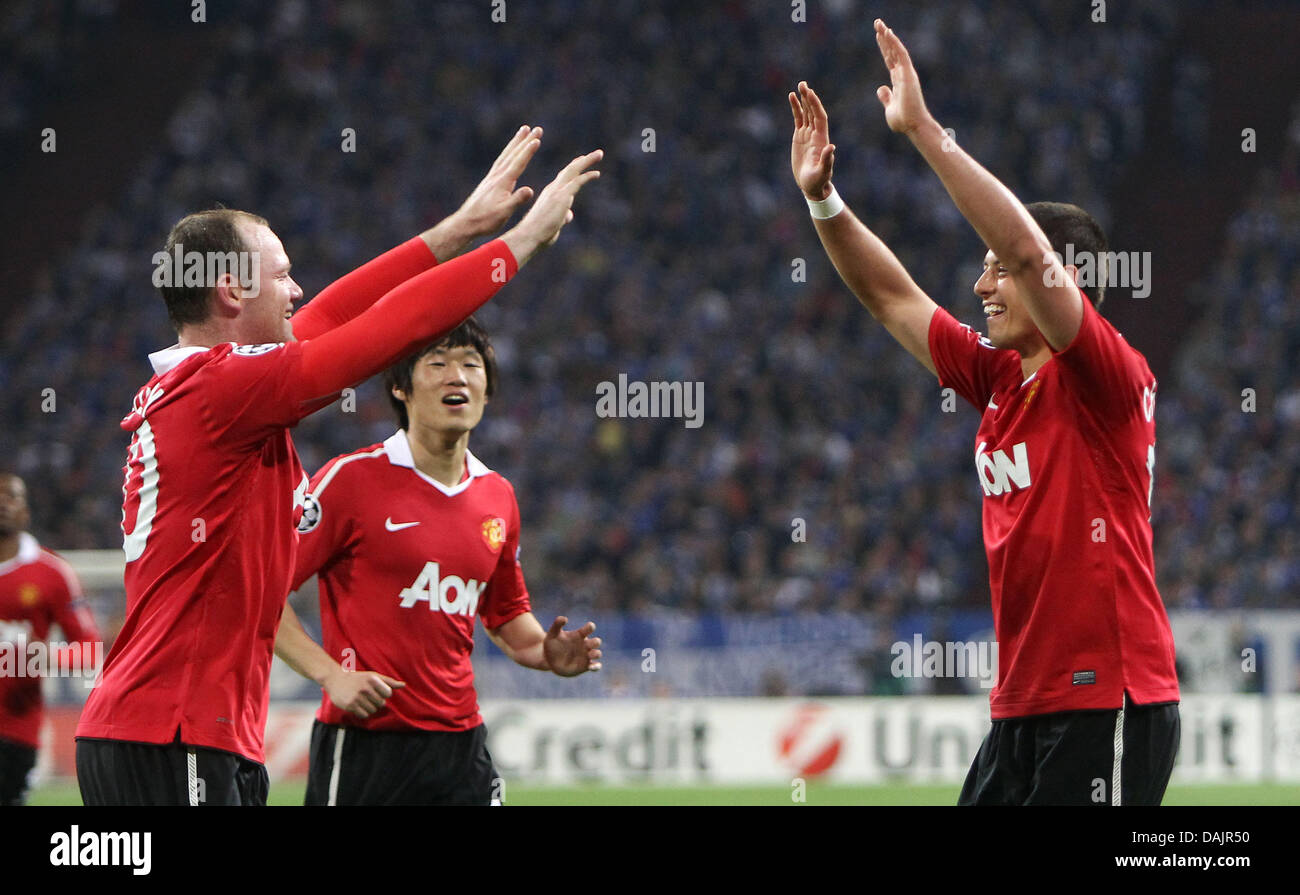 Manchester's Wayne Rooney (L) celebrates with Javier Hernandez after scoring the 0-2 during their UEFA Champions League semi-final match FC Schalke 04 vs Manchester United at the Arena AufSchalke in Gelsenkirchen, Germany, 26 April 2011. Photo: Rolf Vennenbernd dpa/lnw Stock Photo
