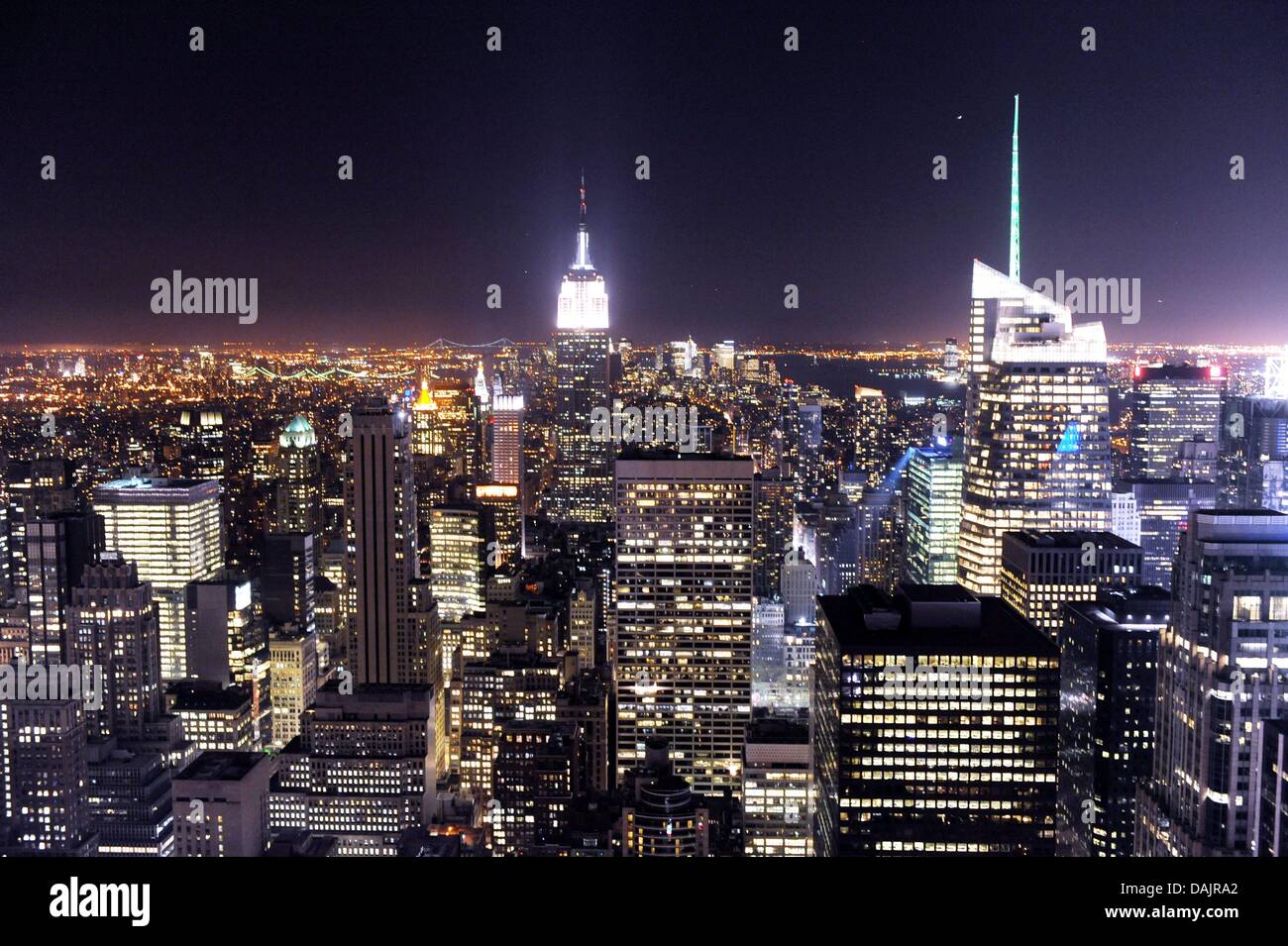 The skyline of New York with the illuminated Empire State Building is visible from the platform of the Rockefeller Center in New York, USA, 26 April 2011. Photo: Maurizio Gambarini Stock Photo