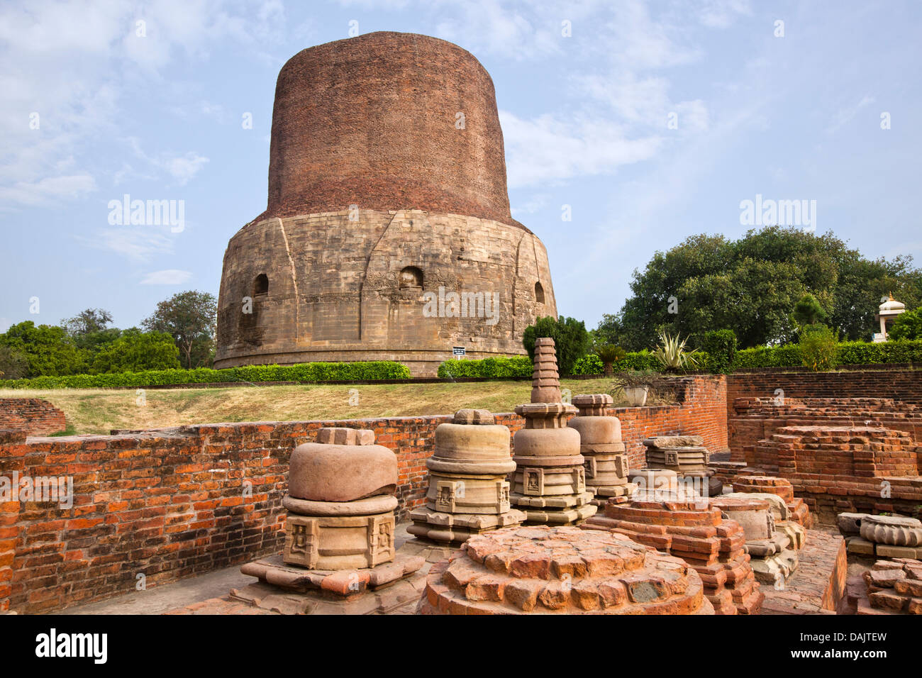 Buddhist Stupa, Dhamek Stupa, Sarnath, Varanasi, Uttar Pradesh, India Stock Photo
