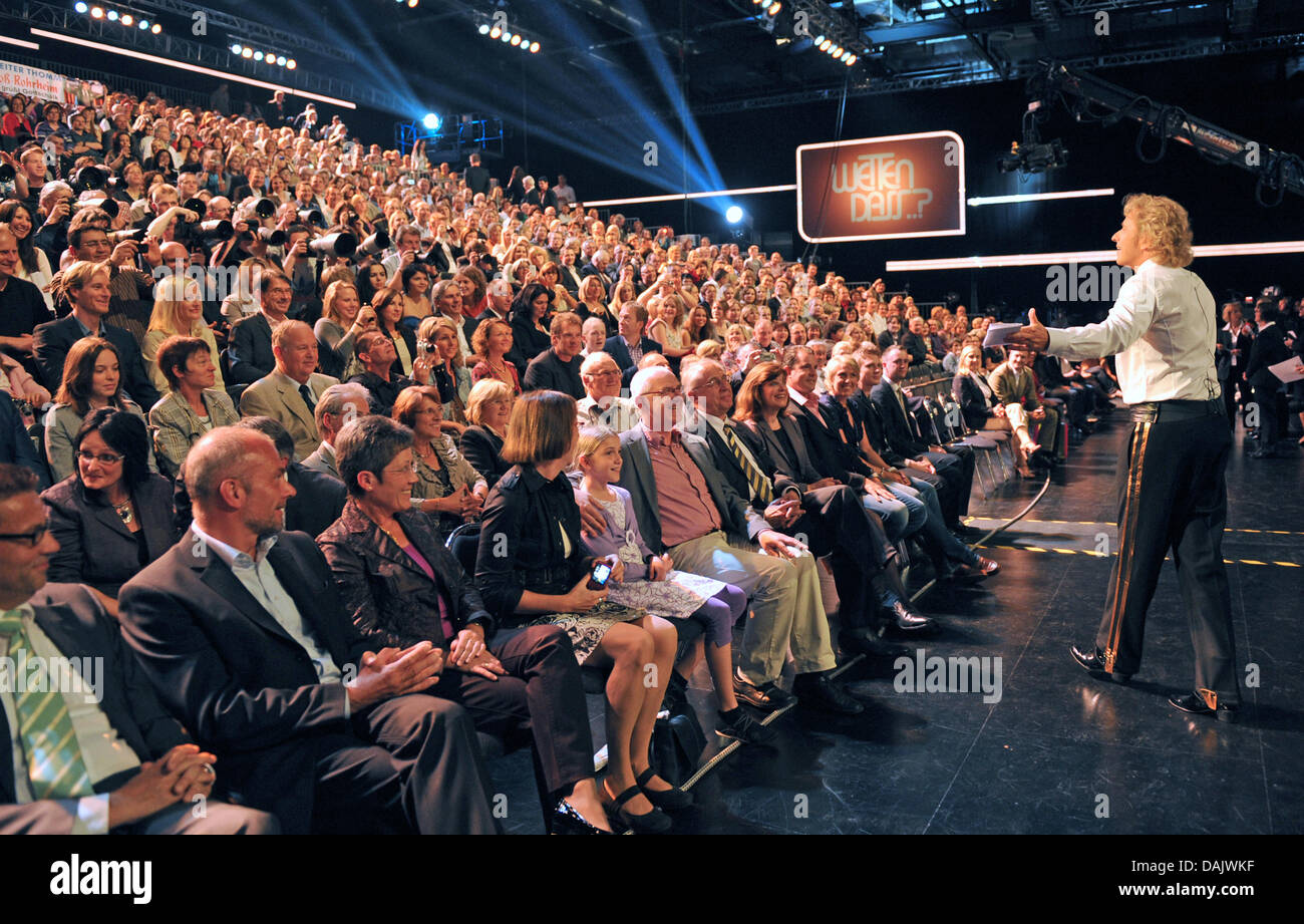 Der deutsche Moderator Thomas Gottschalk begrüßt am Samstag (30.04.2011