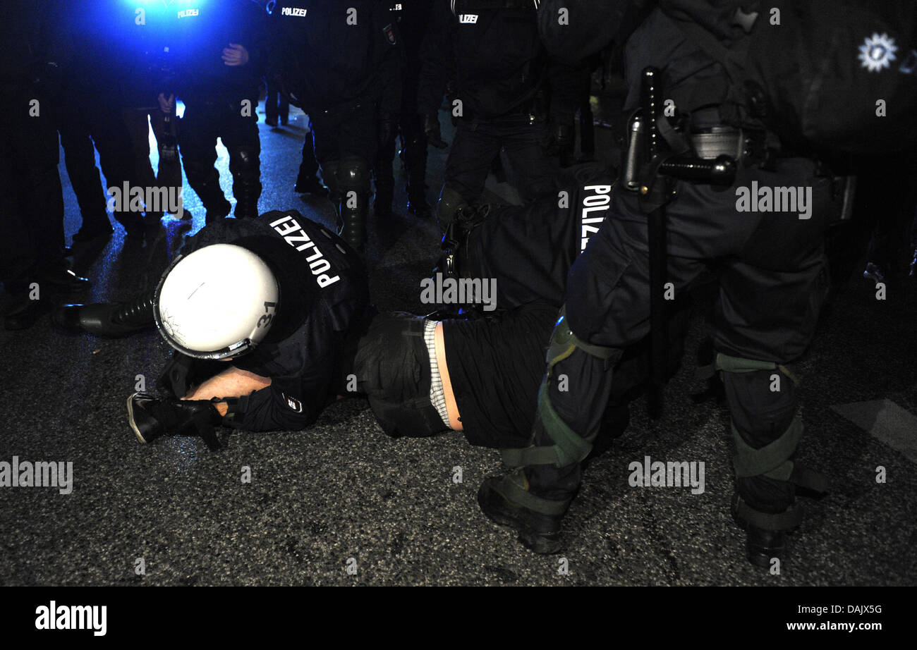 The police arrests a rioter in Hamburg, Germany, 1 May 2011. After the Revolutionary May Day demonstration there were riots between the police and rioters. Photo: Marcus Brandt Stock Photo