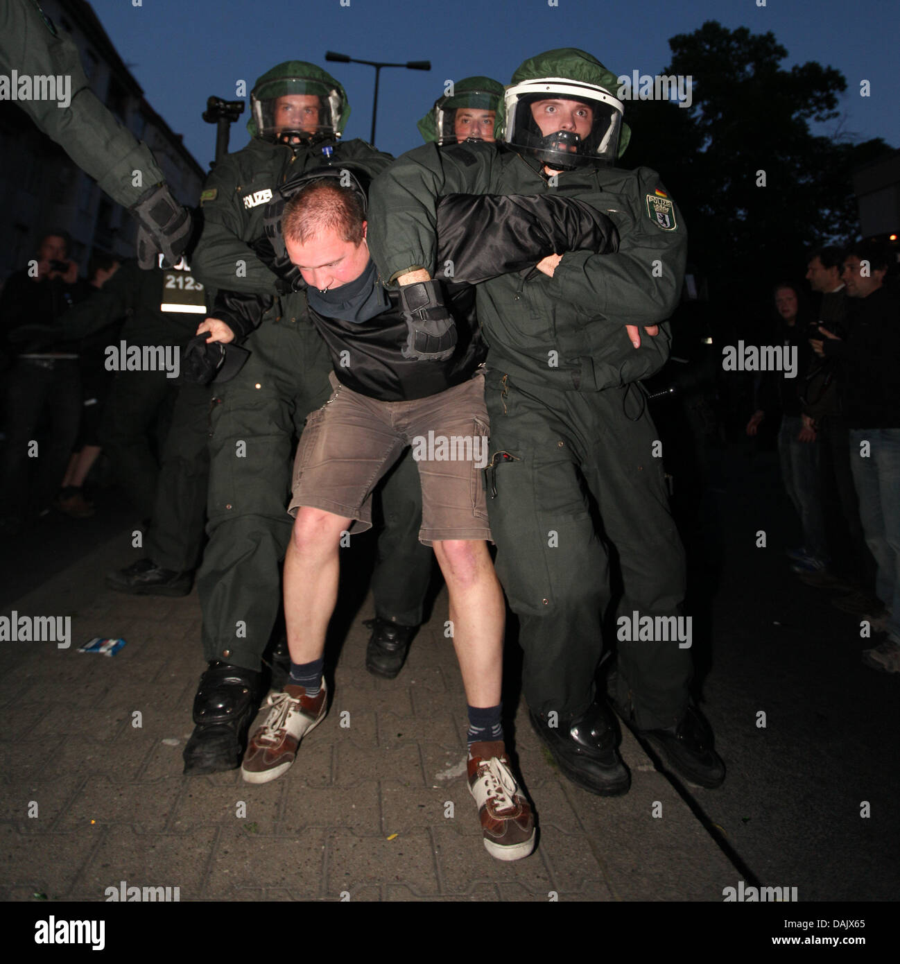 Police officers arrests a demonstrator in Berlin, Germany, 1 May 2011. Photo: Florian Schuh dpa/lbn Stock Photo