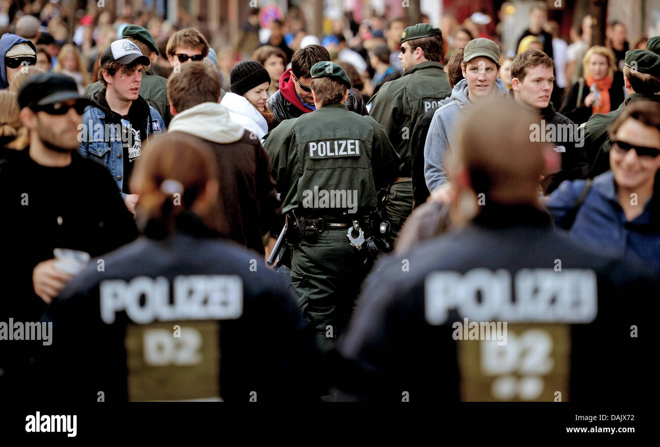 Police officers check demonstrators at the revolutionary Nay day demonstration in Berlin, Germany, 1 May 2011. Photo: Hannibal dpa/lbn Stock Photo